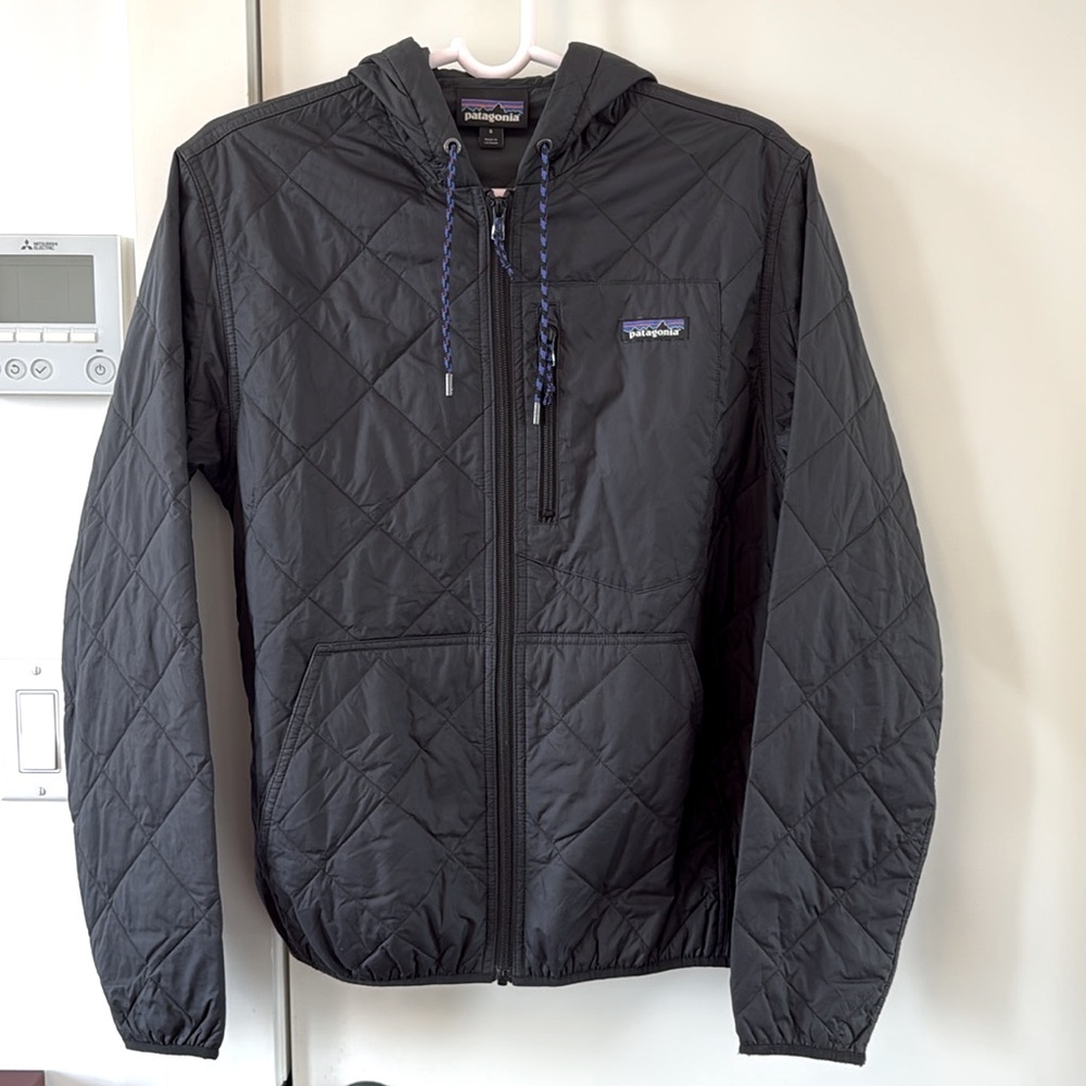 Patagonia Men’s lightweight quilted bomber jacket in black size S.